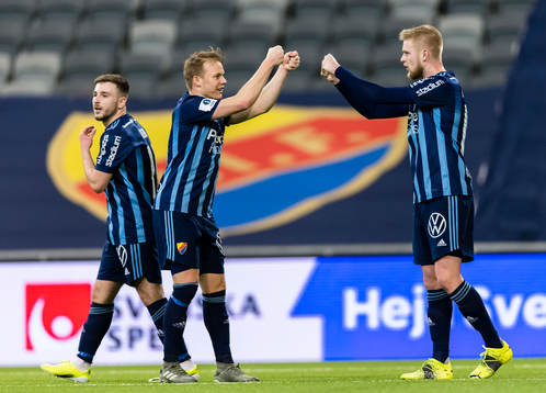 Djurgårdens Elliot Käck gratulerar 1-0 målskytten Kalle