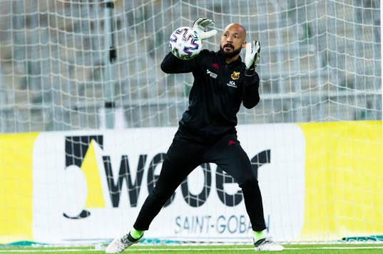 Östersunds målvakt Aly Keita värmer upp