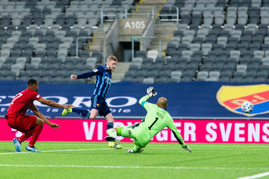 Djurgårdens Kalle Holmberg gör 1-0 bakom Östersunds