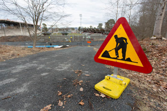 Exteriörbild på Stadsparksvallen som renoveras