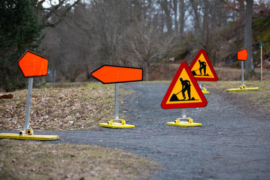 Skyltar utanför Stadsparksvallen som renoveras