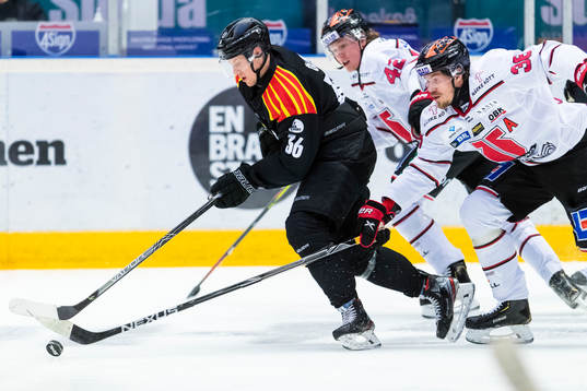 Brynäs Linus Ölund jagas av Örebros Emil Larsson