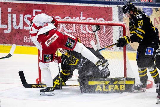 Almtunas Pelle Hedlin med målchans framför Västerås