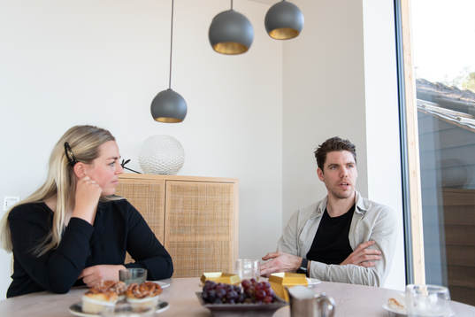Karin Persson och Linus Fernström i sitt egendesignade hus