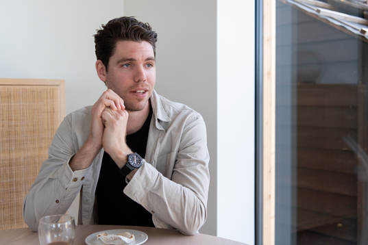 Linus Fernström i sitt egendesignade hus