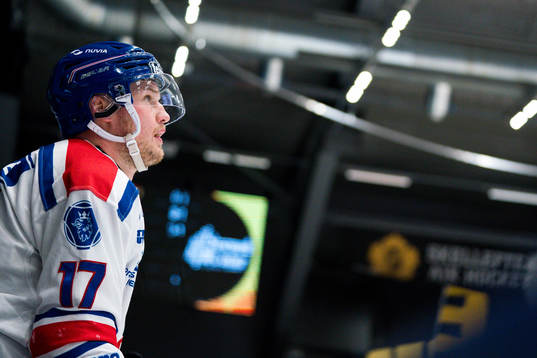 Oskarshamns Jonas Engström depparunder ishockeymatchen i