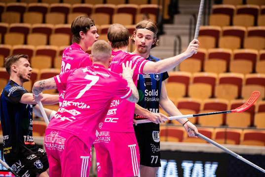 Helsingborgs Linus Malmström i dispyt med Falun spelare