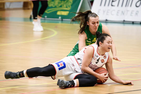 Uppsalas Quy Nguyen och Alviks Anna Stern i kamp om bollen