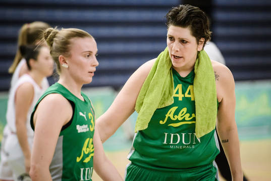Alviks Ellen Åström och Janel McCarville