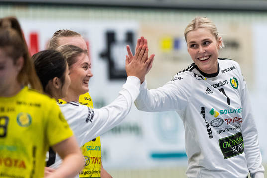 Sävehofs målvakt Sofie Börjesson jublar