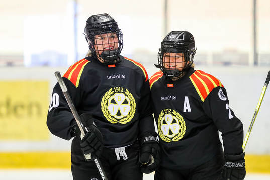 Brynäs Jalyn Elmes jublar med Maja Nylén-Persson