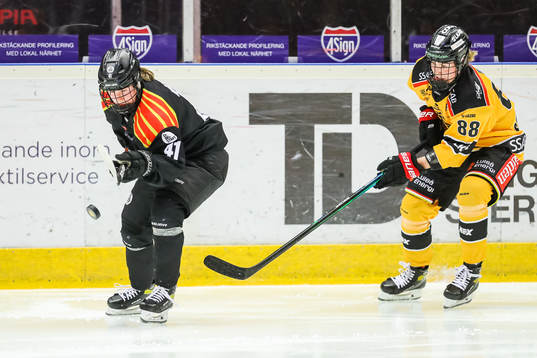 Brynäs Denisa Krizova och Luleås Ronja Savolainen