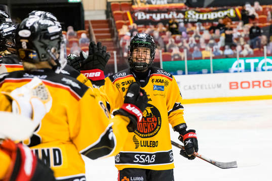 Luleås Noora Tulus gratuleras av lagkamrater