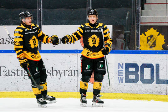 Skellefteås Rickard Hugg och Jonatan Berggren jublar