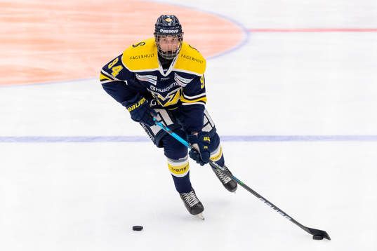 s Martin Brovall värmer upp innan ishockeymatchen i SHL