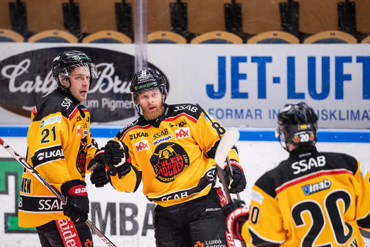 Luleås Juhani Tyrväinen och Linus Klasen jublar