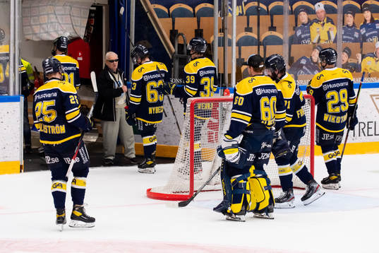 Spelarna i HV71 lämnar isen