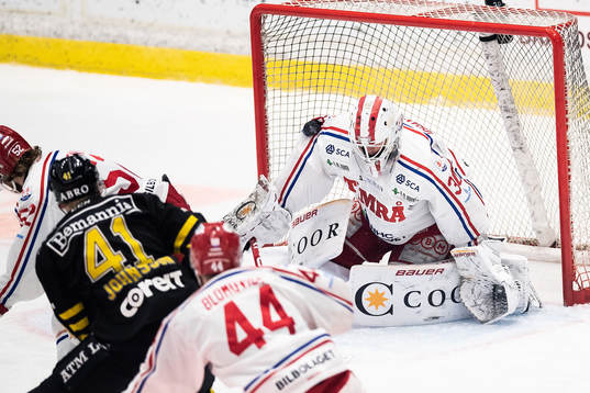 Timrås målvakt Jacob Johansson med en räddning av ett