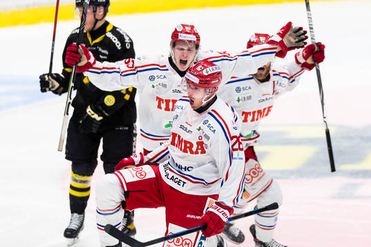 Timrås Patrick Wiercioch (m) avgör matchen med ett