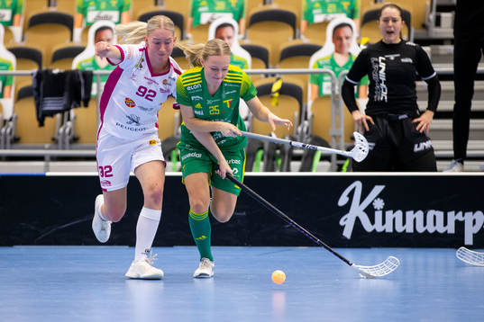 s Jennifer Wiren och Thoréns Moa Johansson i kamp om boll