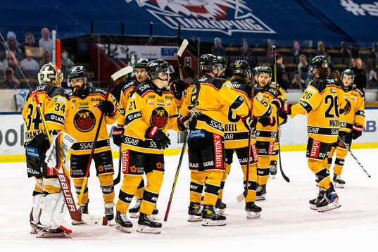 Luleås målvakt Joel Lassinantti jubvlar med lagkamrater