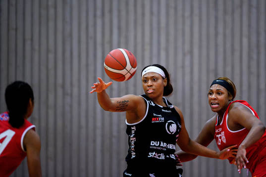 Norrköpings Erika Davenport och Högsbos Kourtni Perry