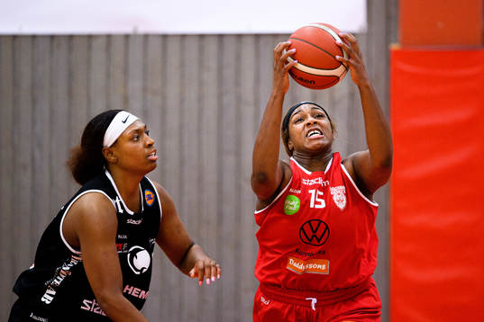 Norrköpings Erika Davenport och Högsbos Kourtni Perry