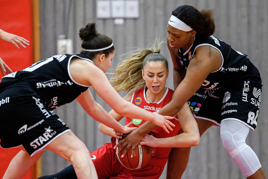 Högsbos Hanna Halilovic i en kamp mot Norrköpings Camille