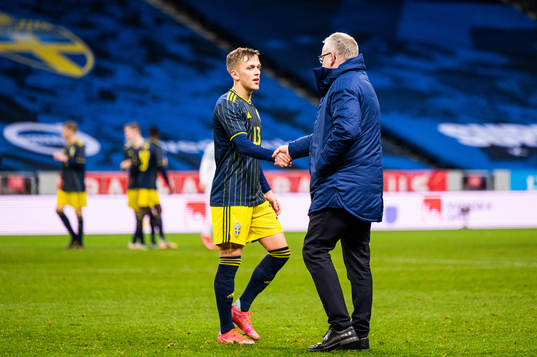 Jesper Karlsson and Janne Andersson, head coach of Sweden