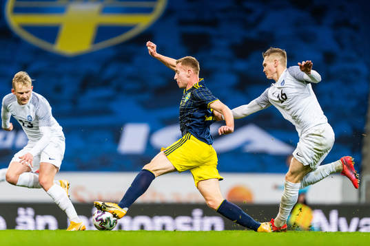 Dejan Kulusevski of Sweden and Henrik Pürg of Estonia