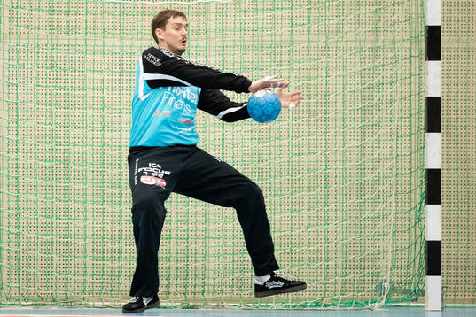 Redbergslids målvakt Adam Krantz räddar ett skott