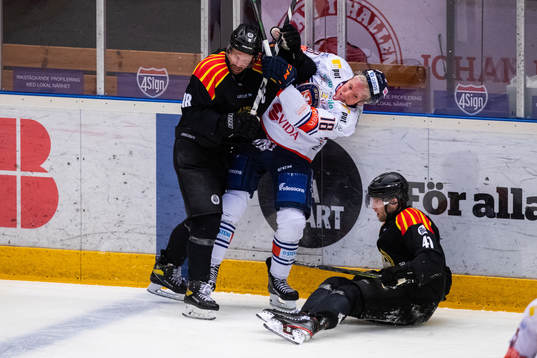 Brynäs Anton Rödin tacklar Växjös Marcus Sylvegård