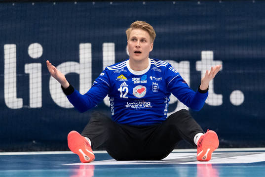 Kungälvs målvakt David Larsson reagerar
