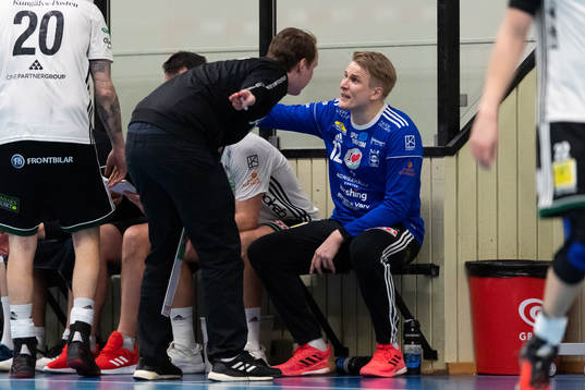Kungälvs tränare Pontus Wiklund pratar med målvakt David