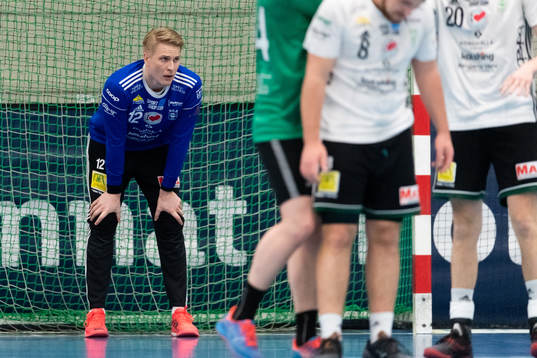 Kungälvs målvakt David Larsson deppar