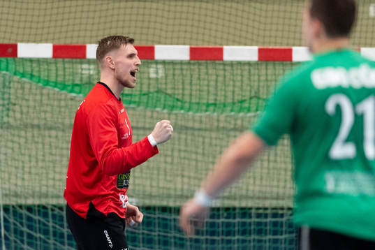 Önnereds målvakt Mattias Skogberg jublar