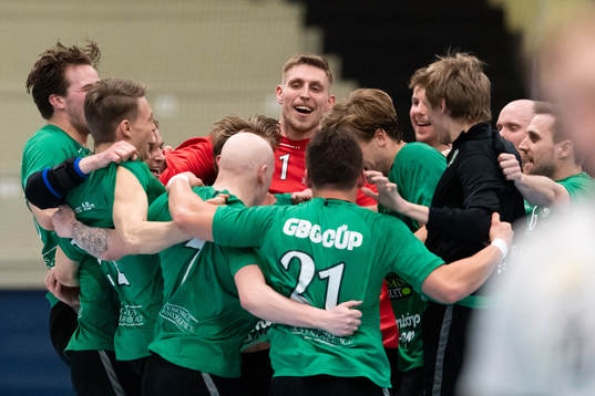 Önnereds målvakt Mattias Skogberg jublar med laget