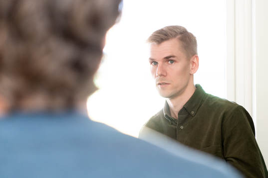 Ljungskiles tränare Erik Lund blir intervjuad