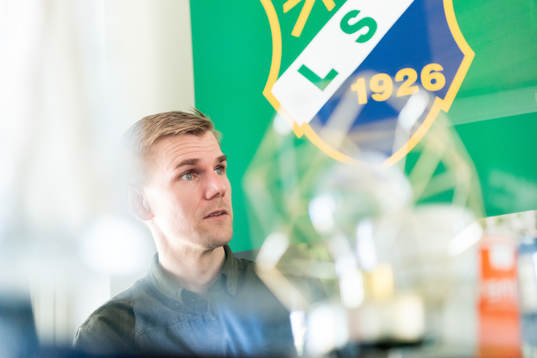 Ljungskiles tränare Erik Lund blir intervjuad