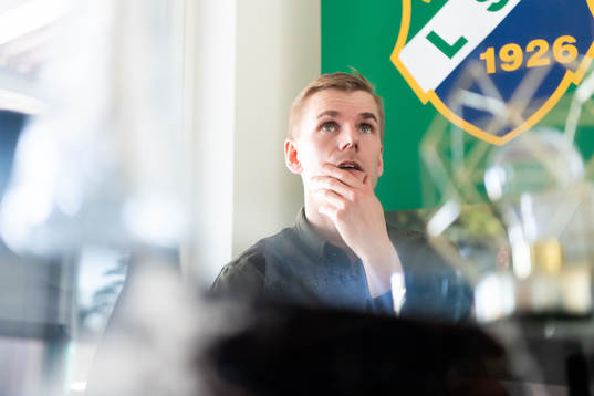 Ljungskiles tränare Erik Lund blir intervjuad