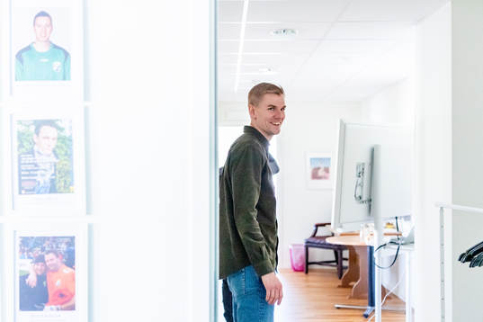 Ljungskiles tränare Erik Lund blir intervjuad