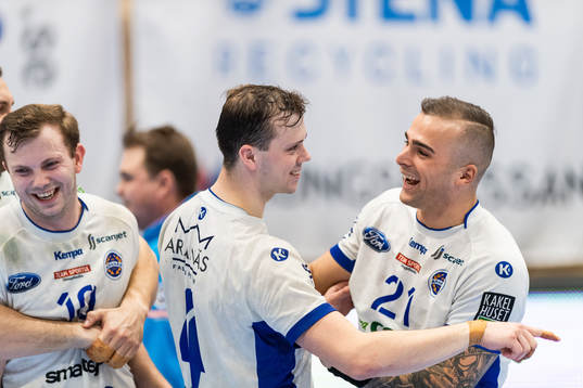 Aranäs Tobias Thorbjörnsson och Victor Santos jublar