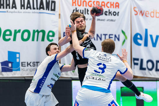 Aranäs Philip Jonsson och Tobias Johnsson försvarar mot