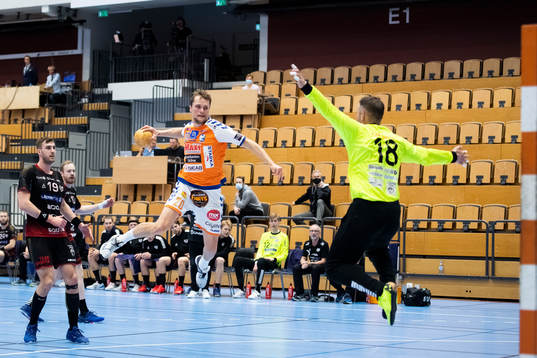 Kristianstads Emil Frend Öfors och HK Malmös målvakt