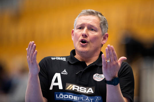 HK Malmös tränare Stian Tönnesen agerar