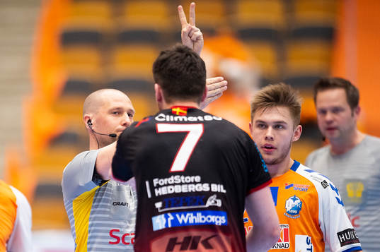 Domare Markus Winberg och HK Malmös Tim Hilding