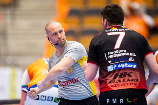 Domare Markus Winberg och HK Malmös Tim Hilding