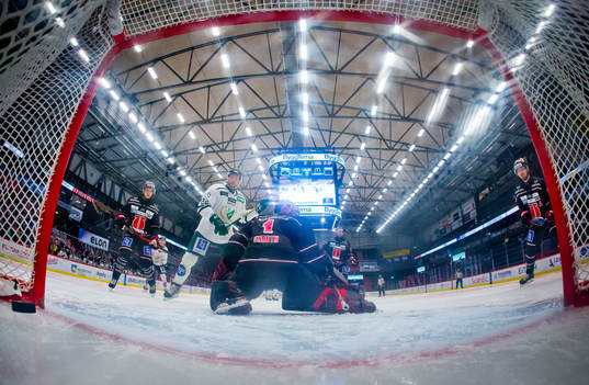 Färjestads Jesse Virtanen gör 0-2 på Örebros målvakt