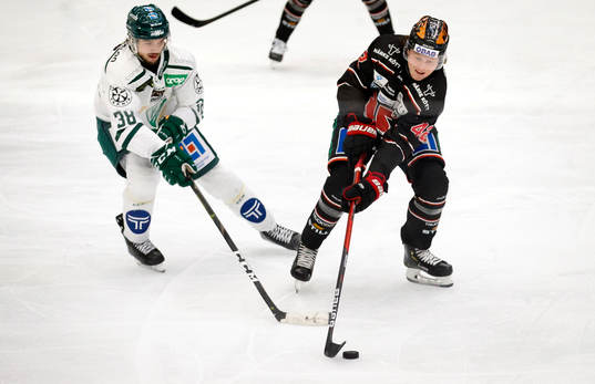 Färjestads Jakob Forsbacka Karlsson och Örebros Robin Salo