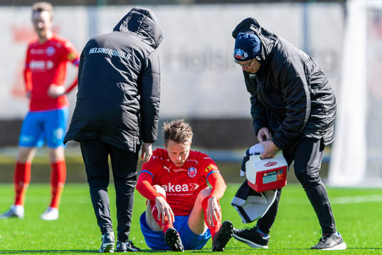 Helsingborgs Viktor Lundberg sitter ner skadad